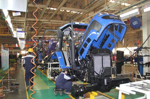 雷沃拖拉机工厂高效生产满足市场需求
